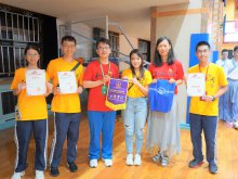 Ms. KWOK Tin-wing, Grace (right three) presenting souvenirs to representatives of The Second High School Attached to Beijing Normal University (left three & right two)