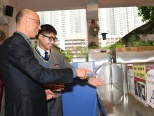 Going green : Secretary for the Environment KS Wong visits the Christian & Missionary Alliance Sun Kei Secondary School in Tseung Kwan O and learns about its green kitchen project. (HKSAR, Press Release)