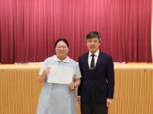 Principal Mr. HO Chun-yan (right) congratulating Wan Man-wing