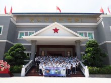 Group photo of all teachers and students in front of the Shenzhen Dongjiang Zongdui Memorial Hall