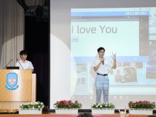 (左起) 陳嘉龍同學與鍾浩銘同學介紹「翻譯手套」