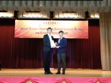 Principal Mr. HO Chun-yan presenting the certificate and trophy of appreciation to Mr. CHAU Wai-sheung, Mario, in recognition of his service and contribution over the years