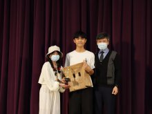 Principal Mr. HO Chun-yan (right) presenting the Best Performance Award in Junior Secondary Section to 3R class representatives