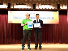 Principal Mr. HO Chun-yan (right) presenting a souvenir to Mr. MUI Wai-ming (left), Chairperson of the Federation of Parent-Teacher Associations of Sai Kung District