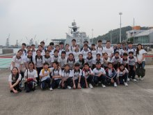 Vice Principal Ms. TSUI Yuk-ching (back right) taking photo with students
