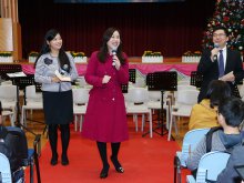 Principal Dr. Halina POON Suk-han, MH (Middle), Vice Principal Mr. HUI Shing-yan (Right) and Ms. TSUI Yuk-ching (Left) respond to parents at the Interaction Time
