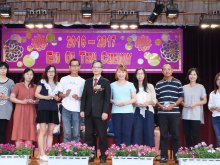 Rev. Yuen Shing-kwok presented the award to parents