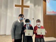 Chinese Language subject teacher Mr. SOO Tsz-chung (left) presenting the First Runner-up award to LI Pak-kiu from 1I (middle) and Second Runner-up award to KWOK Hee-lam from 1I (right)
