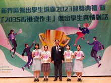 Mr. LEUNG Wang-ching, Clarence (centre), Under Secretary for Home and Youth Affairs, presenting the trophy and certificate for the Outstanding Students of the New Territories to SO Wing-kiu from 6M (left one)