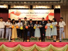 Rev. Dr. YUEN Shing-kwok (left four), Rev. CHOI Hong-yi, Colon (left five), Principal Mr. HO Chun-yan (centre), Vice Principal Ms. Tsui Yuk Ching (left three), Vice Principal Ms. Ng Wai Chun (right five), Vice Principal Mr. Liu Chi Yung (right four) popping balloons with student leaders, signifying the official start of Sun Kei’s 25th Anniversary School Celebrations