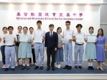 Principal Mr. HO Chun-yan (right six), Acting Vice Principal Ms. NG Wai-chun (right one) and all the high-achievers in the HKDSE and their parents