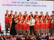 Founding alumna Ms. WONG Wing-shan (front row left side), 15th year alumnus Mr. LAW Daniel (front row middle) and TSANG Tsz-kwan from 2R (front row right side) lead singing “When You Believe”