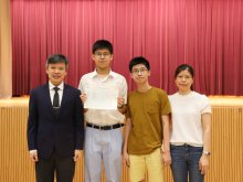 Principal Mr. HO Chun-yan (left) congratulating Chan Yik-chung and his family members