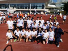 Principal Dr. Halina POON Suk-han, MH, (front row R4), Mr. LIU Chi-yung (front row R1) and Athletics Team members taking a photo
