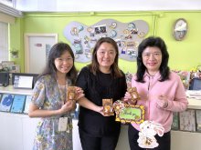 Ms. CHAN Chor-yan (left one) and Teacher-Librarian Ms. WONG Mei-ying (right one) presenting a thank you card to Parent Volunteer Ms. LOO Pui-wah (centre)