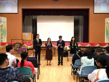 Principal Mr. HO Chun-yan (right two), Vice Principal Ms. NG Wai-chun (left two), Vice Principal Mr. LIU Chi-yung (left one), and Vice Principal Ms. TSUI Yuk-ching (right one) responding to parents’ enquiries