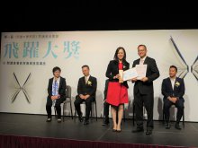Mr. LEUNG Wai-ming, Chairman of the Reading Dreams Foundation Limited (right) presenting the ‘Outstanding School Award’ to Principal Dr. POON Suk-han, Halina, MH (left)