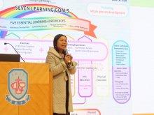Vice Principal Ms. NG Wai-chun explaining the school’s senior form class arrangements