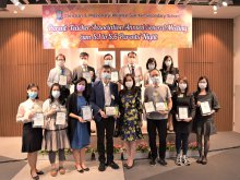 Principal Dr. POON Suk-han, Halina, MH (front right four) presenting appreciation certificates to the teacher and parent members of the Parent-teacher Association Executive Committee of the last term