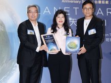 Representative teacher Ms. WONG Mei-ying (middle) receiving the certificate of appreciation and an exquisite book of Planet Earth II, presented by Mr. Felix TO Chi-hak, Deputy General Manager (Programme and Production) of Television Broadcasts Limited (left), and guest Mr. MIU Kiu-wai (right)