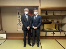 Principal of HKJS Secondary Section, Mr. YAMAZAKI Yoshitaka (left) taking a photo with Principal Mr. HO Chun-yan(right)