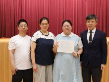 Principal Mr. HO Chun-yan (right) congratulating Wan Man-wing and her parents