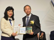 Mr. LAI Tung-kwok, the National Committee of the Chinese People’s Political Consultative Conference cum the Honourary Chairman of the Reading Dreams Foundation Limited, GBS, IDSM, JP (right) presenting the ‘Outstanding Teacher-librarian Award’ to Teacher Librarian Ms. WONG Mei-ying (left)