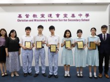 Principal Mr. HO Chun-yan (right one), Ms. LAM Siu-ying (left two), Ms. WONG Ling-yuet (left one) taking a group photo with the awardees: (from left three) XU Hoi-hang from 1S, To Wing-lai from 5I, CHAN Kwun-hang from 5S, CHUNG Kwok-ching from 3M, LAM Suet-hei from 5S and YE Hiu-lam from 4R
