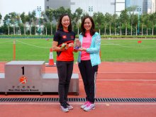 Principal Dr. POON Suk-han, Halina, MH (right) presenting a souvenir to the officiating guest, Ms. LEE Ka-man (left)