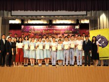 Principal Mr. HO Chun-yan(right two)、 Vice Principal Ms. TSUI Yuk-ching(right one)、Vice Principal Mr. LIU Chi-yung(left one)、(From left two) Mr. CHAN King-yip、Ms. WONG Ling-yuet、Ms. LUI Yan-nin with All-round Leaders