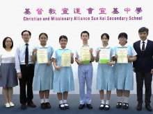Principal Mr. HO Chun-yan (right one), Mr. CHU Lap-foo (left two), Ms. CHAN Pui-kam (left one), and awardees including (from left) CHAU Wing-yiu and LAI Hong-yin from 2I, CHAN Tse-yu from 2R, YEUNG Cheuk-wing from 2I, CHAN Sheung-hei from 2S  taking a group photo
