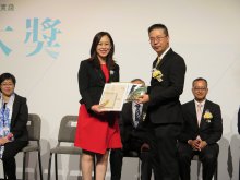 Mr. KONG Siu-cheuk, Edward, Chief Curriculum Development Officer of the Education Bureau (right) presenting the ‘Outstanding Principal Award’ to Principal Dr. POON Suk-han, Halina, MH (left)