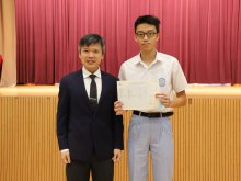 Principal Mr. HO Chun-yan (left) congratulating Lee Waai-ngoi