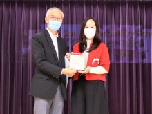 Principal Dr. POON Suk-han, Halina, MH (right) presenting souvenir to Dr. C. Harry HUI (left)