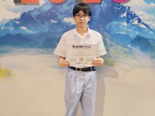 WU Cheuk-Hei from 4R with his well-deserved prize certificate