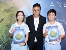 4M TANG Chung-yang (right) and 5P CHAN Tsz-yan (left) receiving personally signed copies of Planet Earth II book from guest Mr. Michael MIU Kiu-wai (middle)