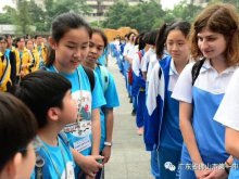 Sun Kei students chatting with another exchange student (right one) in Foshan No. 1 High School 