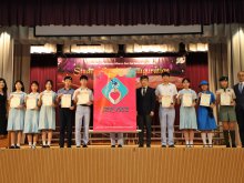 Principal Mr. HO Chun-yan (right six), Vice Principal Ms. TSUI Yuk-ching (left one), and Mr. KWAN Yuk-lun (right one) with leaders of Uniform Groups and Service Teams