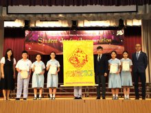 Principal Mr. HO Chun-yan (right four), Vice Principal Ms. TSUI Yuk-ching (left one), and Mr. KWAN Yuk-lun (right one) with leaders of Music and Art Teams