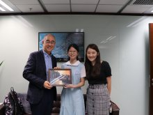 Ms. WONG Ling-yuet (right) and Ye Hiu-lam from 4R (middle) presenting her artwork to Prof. Raymond Chan, Acting Vice President (Student Affairs) of the City University of Hong Kong as his collection