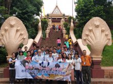 Ms. SIN Yim-ping (front right three), CHOW Wing-yee (right two) from 5R with other teachers and students of the exchange programme at Wat Phnom
