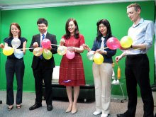 Principal Dr. POON Suk-han, Halina, MH (middle), Vice Principal Mr. HUI Shing-yan (L2), English Subject Panel Ms. TZE Ka-man, Carmen (L1), Chief Librarian Ms. WONG Mei-ying (R2) and NET Mr. Timonthy Willam ANDERSON (R1) opening the new English Room