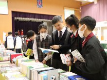 Principal Mr. HO Chun-yan sharing reading insights with students