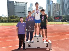 V. P. HUI Shing-yan with HUI Ting-wai, the new record holder of Boys Grade A 3000 m and other prize winners