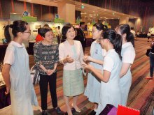 Awardees introducing award-winning exhibits to Dr. CHOI Yuk-lin, JP, Under Secretary for Education (left three) and Mrs. HONG CHAN Tsui-Wah, Deputy Secretary for Education (left two)