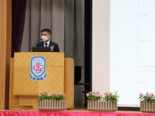 Vice Principal HO Chun-yan sharing tips with freshmen on adapting to learning 