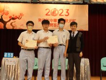 Principal Mr. HO Chun-yan (right one) presenting the Bangyan Certificate to the student representatives of Class Moral in the Senior Division