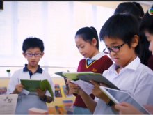 在AR Reading Day中，學生正用平板電腦掃瞄圖書的封面，相關之分享片段出現在畫面中