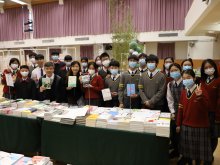 Teacher and students visiting the Book Fair in Chinese lesson