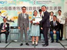 Mr. Edward MAK, JP, District Officer (Yuen Long) (First from Right) presents the award to LEE Wing-sze (5R).
